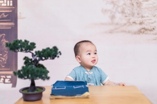 琼海怀孕肚子中间凹两边凸